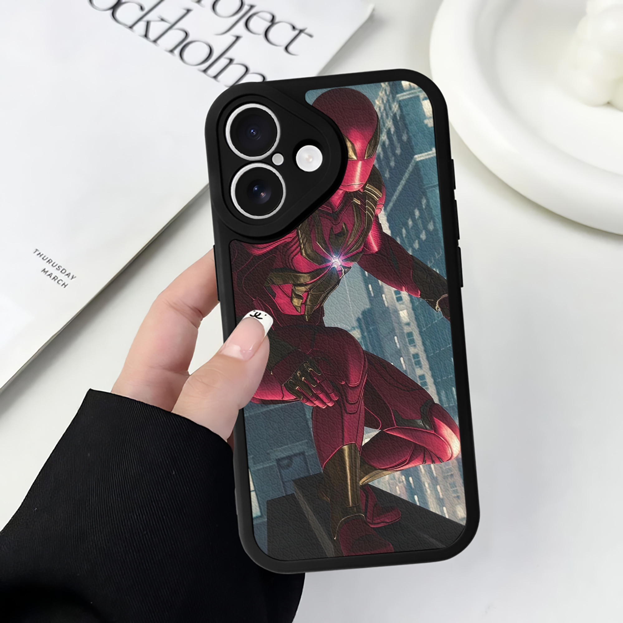 （画像用） Spider Man スパイダーマン 【iPhone 16シリーズ対応】シリコンスマホケース（レザー調） 材質：シリコン